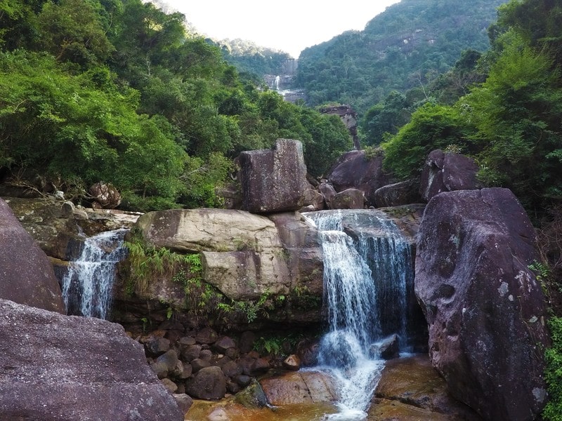 Vẻ của thác nước với nhiều tầng, bậc. Ảnh: danangwaterfalls.com