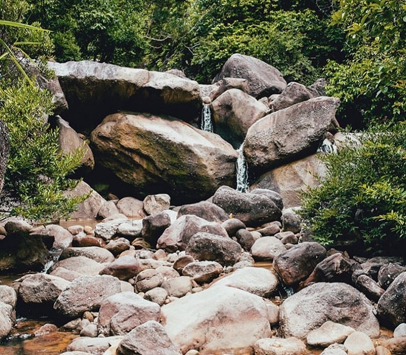 Dưới thác những phiến đá to, đá nhỏ xếp chồng lên nhau 
