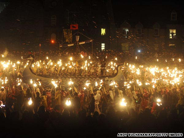 Châu Âu "bùng cháy" trong lễ hội Up Helly Aa