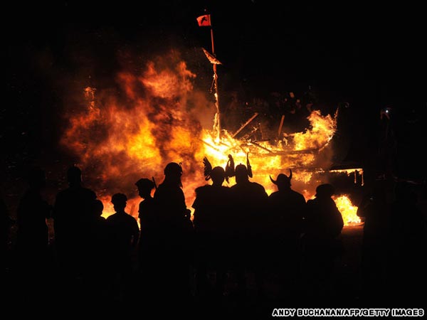 Châu Âu "bùng cháy" trong lễ hội Up Helly Aa