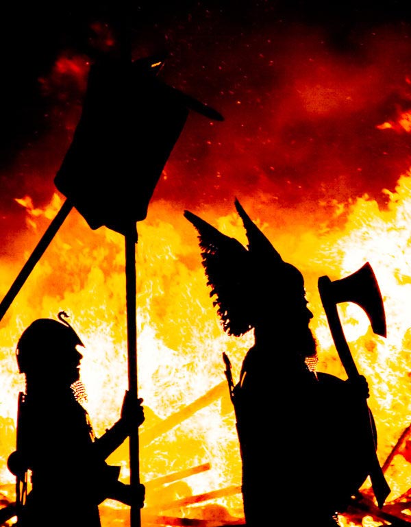 Châu Âu "bùng cháy" trong lễ hội Up Helly Aa