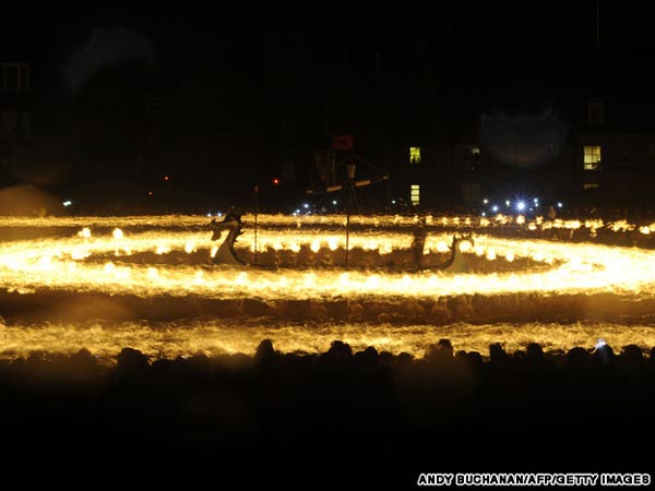 Châu Âu "bùng cháy" trong lễ hội Up Helly Aa