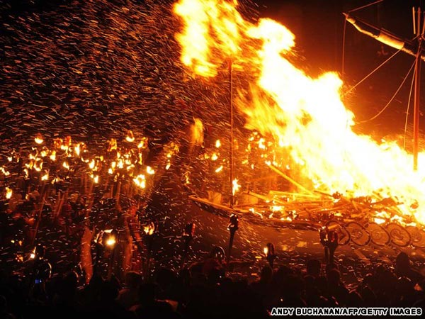 Châu Âu "bùng cháy" trong lễ hội Up Helly Aa