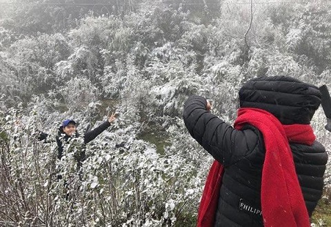 du khách chụp hình trong tuyết ở sapa