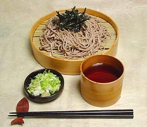  Mì soba, Nhật Bản  Các gia đình Nhật Bản thường ăn mì soba vào đêm giao thừa để chào tạm biệt năm cũ và đón chào năm mới. Truyền thống này có từ thế kỉ 17, người dân Nhật bản tin rằng sợi mì dài tượng trưng cho sự trường thọ và thịnh vượng.