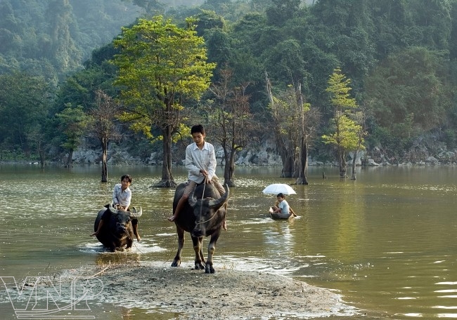 Mênh mông sông núi hồ Noong