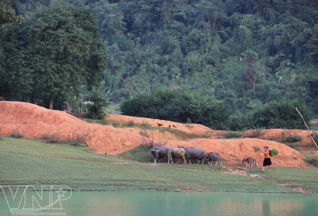 Mênh mông sông núi hồ Noong