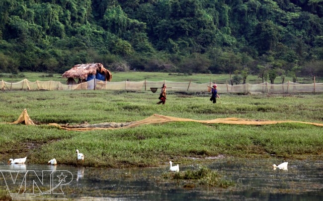 Mênh mông sông núi hồ Noong