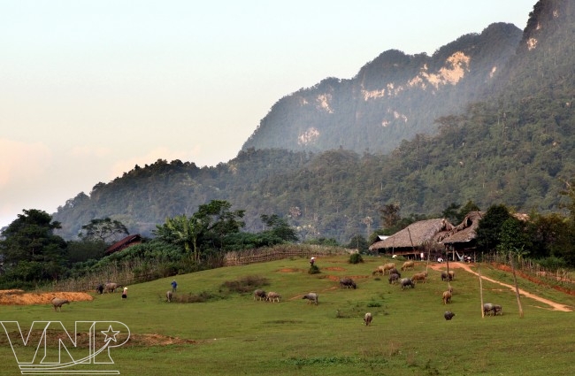 Mênh mông sông núi hồ Noong