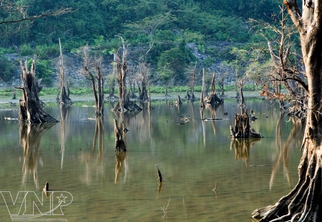 Mênh mông sông núi hồ Noong