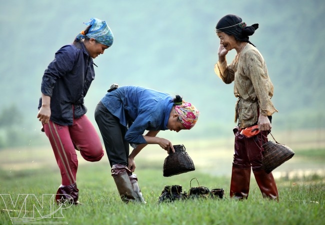 Mênh mông sông núi hồ Noong