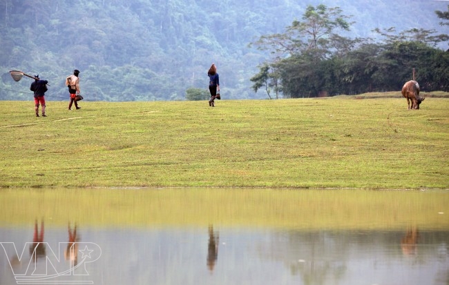 Mênh mông sông núi hồ Noong