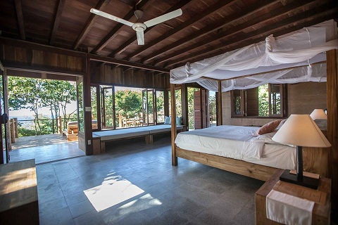 Phòng ngủ Mango Bay Resort thoáng mát, dễ chịu, gần gũi với thiên nhiên