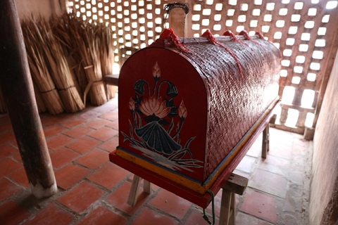 Sở dĩ áo quan màu đỏ là do sáp của đèn cầy Sở dĩ áo quan màu đỏ là do sáp của đèn cầy