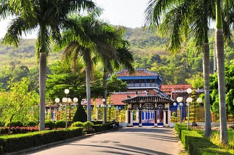 Lối vào Nhà Lớn, nơi thờ đạo Ông Trần Lối vào Nhà Lớn, nơi thờ đạo Ông Trần