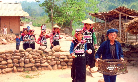 Việc ném trứng tìm đất chôn nhiều khi tốn nhiều thời gian vì người chết vẫn chưa tìm được nơi ưng ý Việc ném trứng tìm đất chôn nhiều khi tốn nhiều thời gian vì người chết vẫn chưa tìm được nơi ưng ý