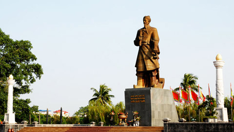 Tượng đài Hưng Đạo Vương ở TP Nam Định