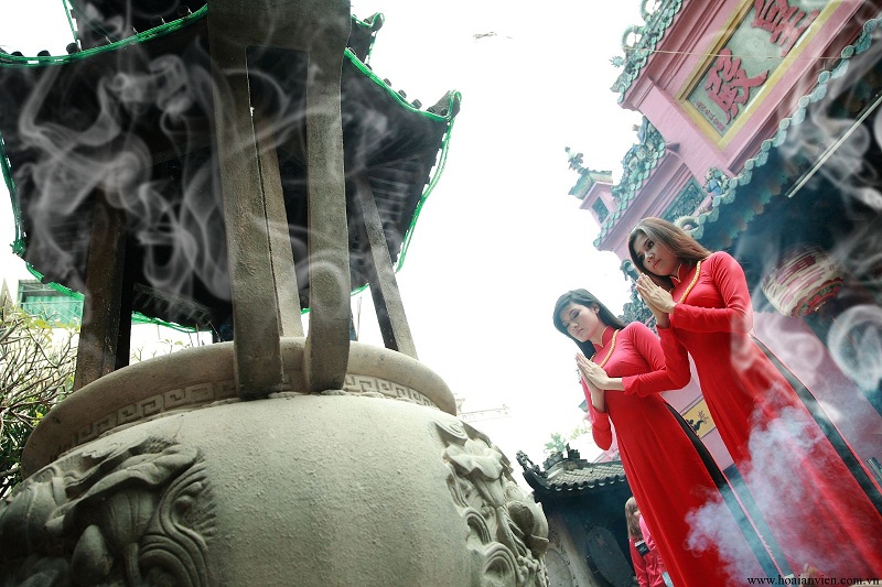 Đi chùa cầu may và rút quẻ đầu năm là nét văn hóa tâm linh của người Việt