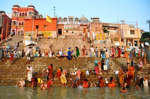 Người dân cầu nguyện trên sông Hằng ở Varanasi 