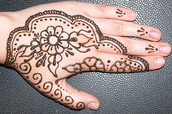 Tìm hiểu nghệ thuật vẽ Henna độc đáo của người Ấn Độ  Âm nhạc 4 mùa