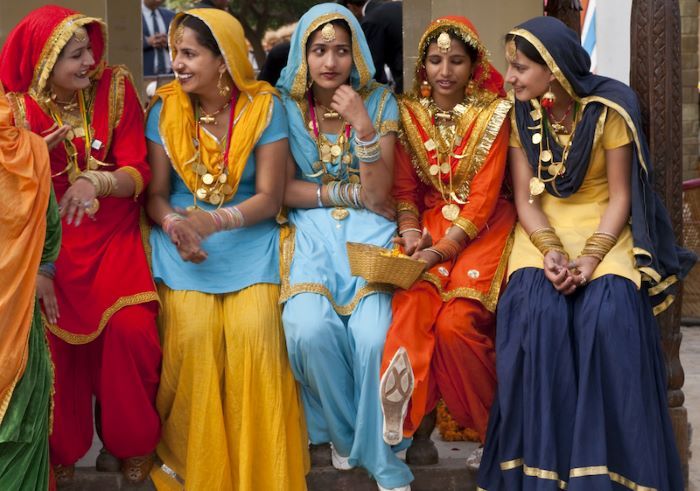 Trang phục phụ nữ Ấn Độ mặc tham dự lễ hội là Sari