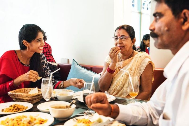 Bỏ túi lưu ý khi ăn uống ở Ấn Độ để không khiến gia chủ phật ý