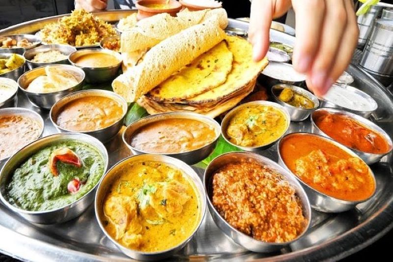 Khám phá văn hóa ăn bốc ở Ấn Độ và những lưu ý cần biết khi ăn bằng tay