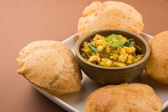 Bánh mì Aloo puri là 1 trong những món ăn chay nổi tiếng ở Ấn Độ