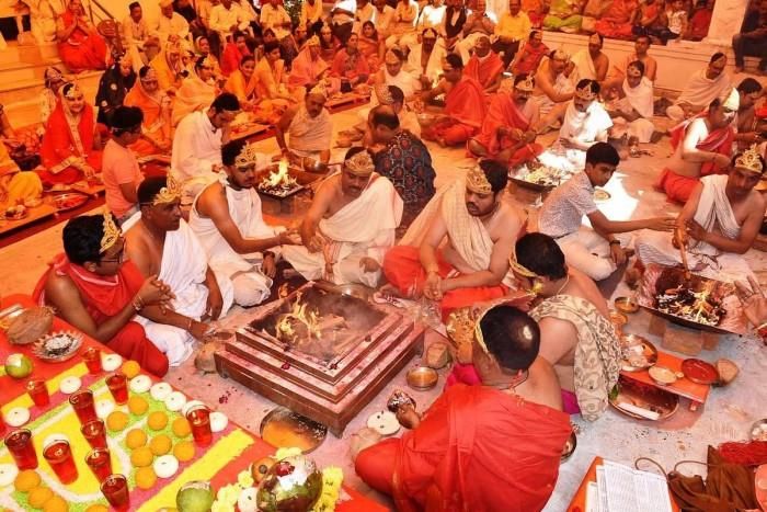 Nghi lễ Kanikanal là điều đầu tiên được làm trong năm mới ở bang Kerala