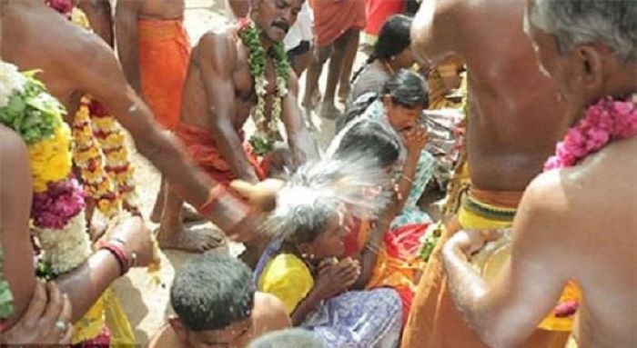 Lễ hội đập dừa lên đầu là sự kiện kỳ lạ và có nhiều nguy hiểm ở Ấn Độ