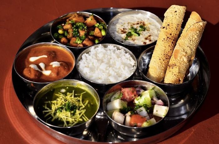Món Thali Ấn Độ được gọi tên từ tiếng Hindi.