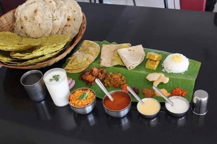 Cách trình bày của món Karnataka Thali độc đáo khi đặt trên lá chuối 