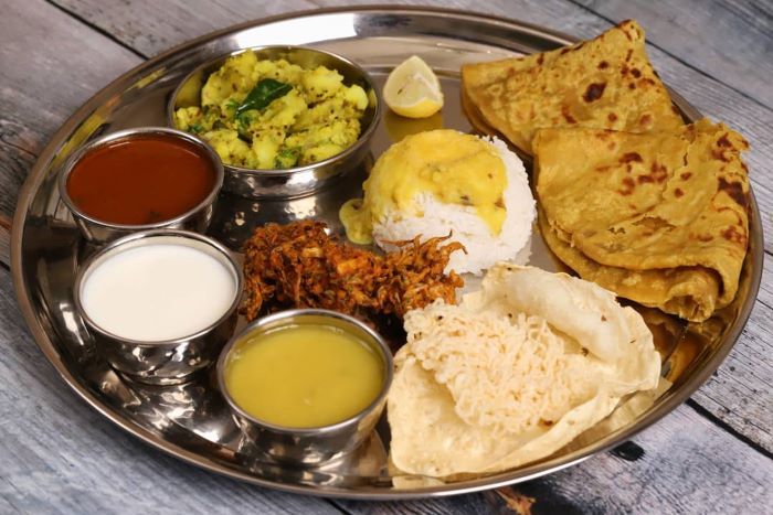 Maharashtrian Thali kết hợp cả món chay và món mặn