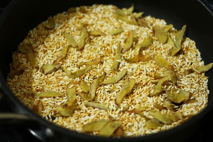 Gạo nấu cơm Biryani được xào qua với dầu trước khi đem nấu