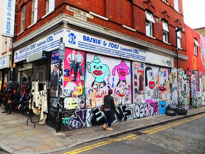 Nhiều hình vẽ trên tường tại con phố Brick Lane London