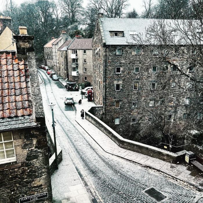 Tuyết phủ trắng các con đường trong làng Dean
