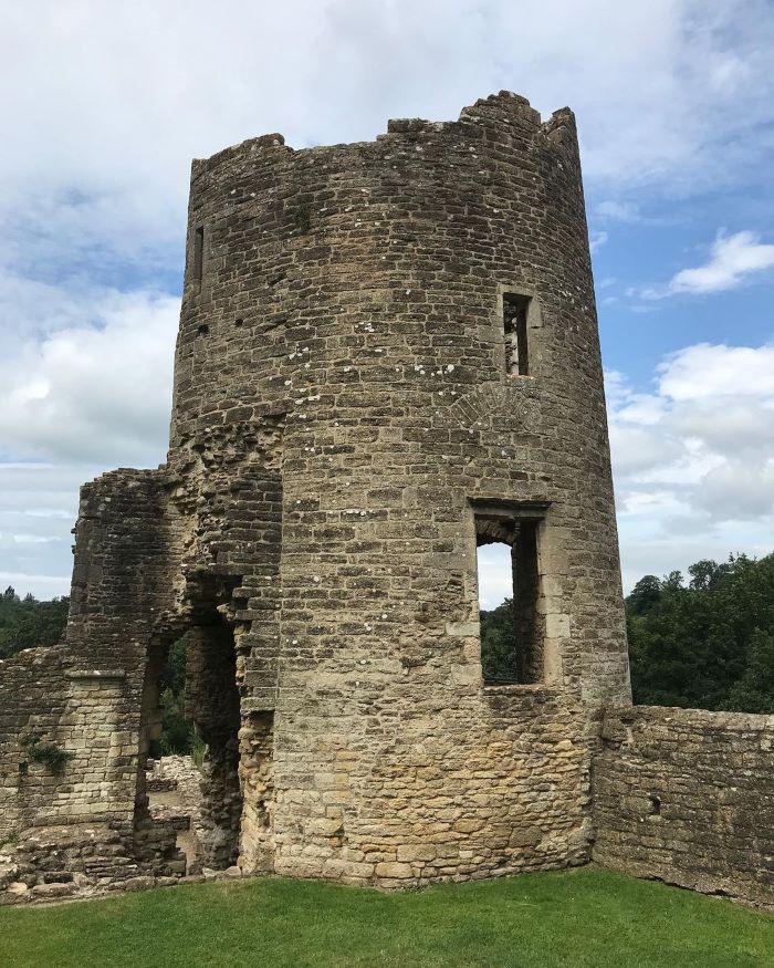 Ghé thăm lâu đài Edward Hungerford khi du lịch Trowbridge Anh