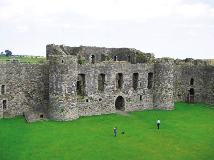 Lâu đài Beaumaris ở Anh hoang sơ