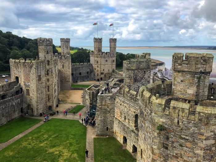 Lâu đài ở Anh xứ Wales - Caernarfon thu hút du khách đến tham quan 