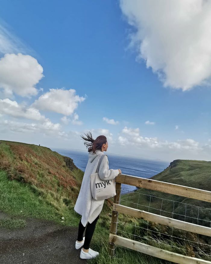 Đứng từ trên cao và ngắm khung cảnh tuyệt đẹp ở đảo Skye