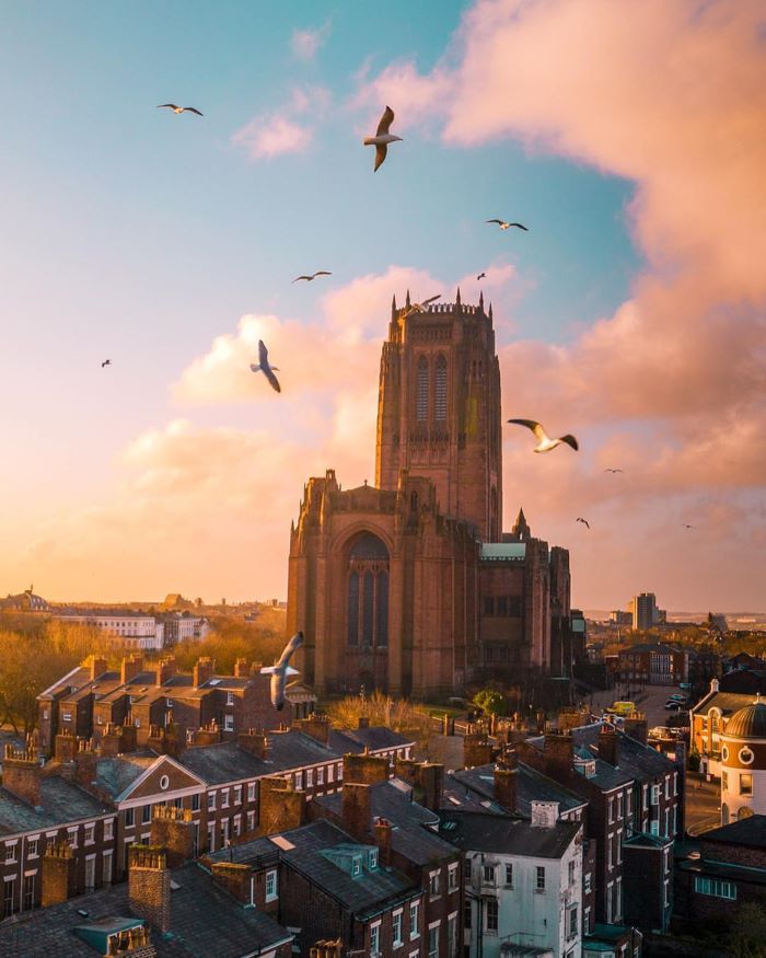 Nhà thờ Liverpool Anh với tháp cao 100m