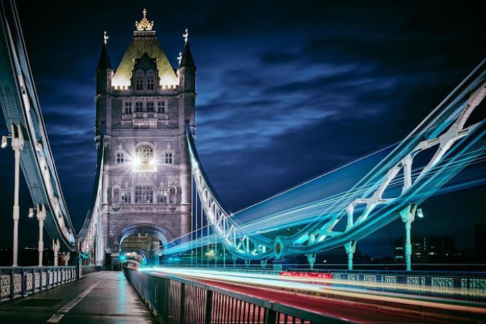 Cầu tháp London rực rỡ ánh đèn vào buổi tối