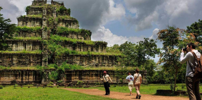Du khách ghé thăm Khu đền chính Prasat Thom cố đô Koh Ker Campuchia đông đảo mỗi ngày 