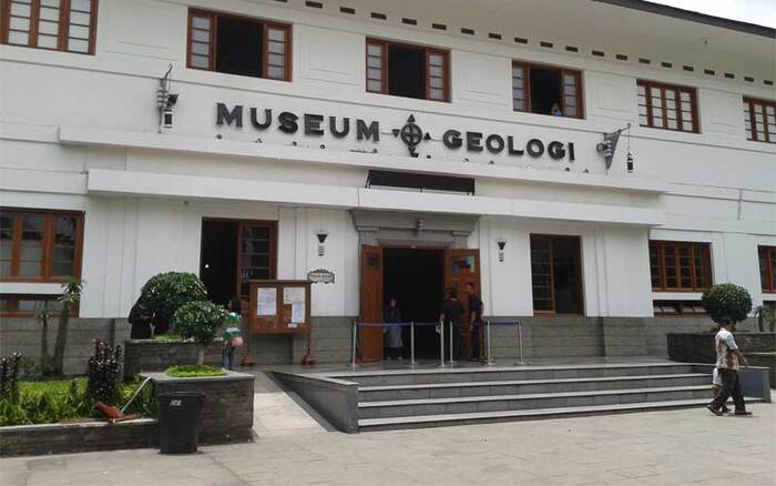 Du lịch Bandung tham quan bảo tàng Địa chất Bandung 