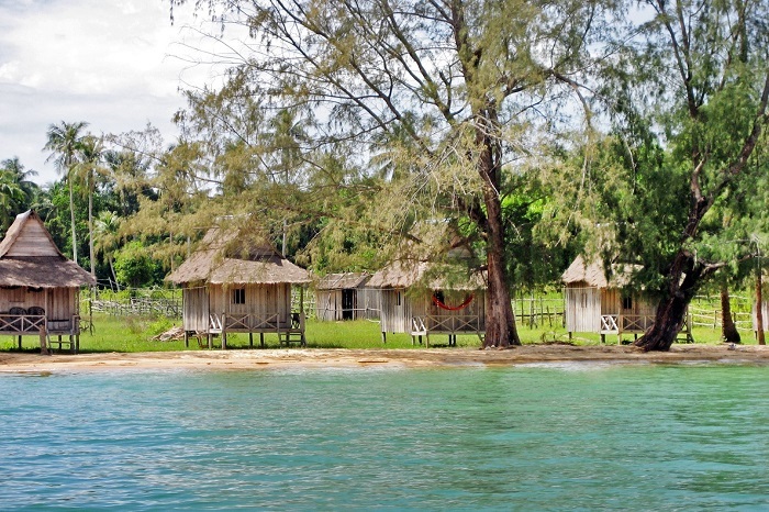 Người dân trên đảo Koh Russei Campuchia xây dựng những căn chòi nhỏ dành cho du khách