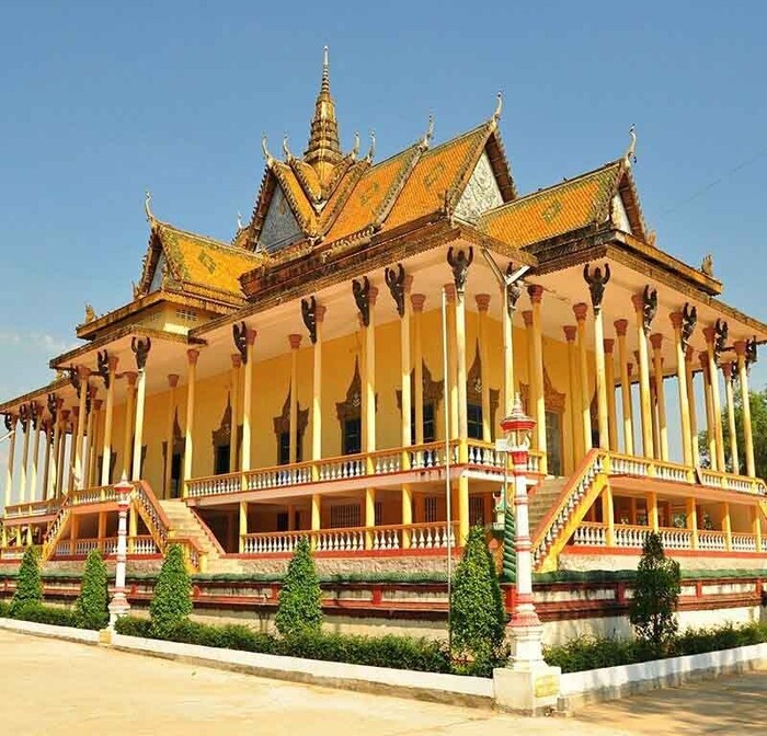 Tham quan chùa 100 cột tại thị trấn Kratie Campuchia 