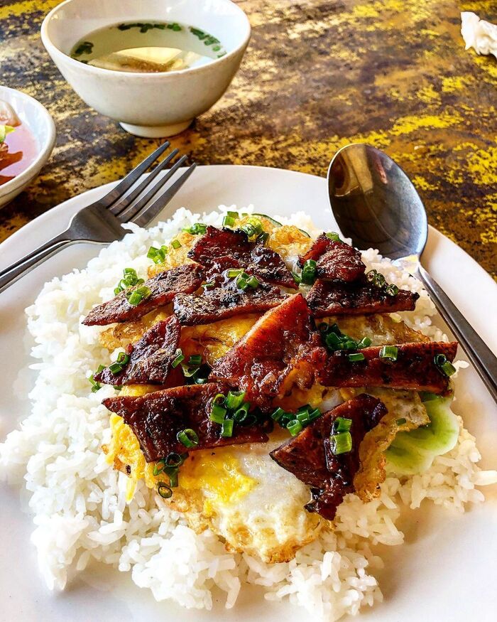 Khám phá ẩm thực Campuchia thưởng thức Bai sach chrouk