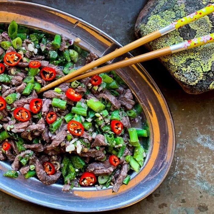 thưởng thức Lap Khmer – salad bò Khmer tái chanh khi khám phá ẩm thực Campuchia