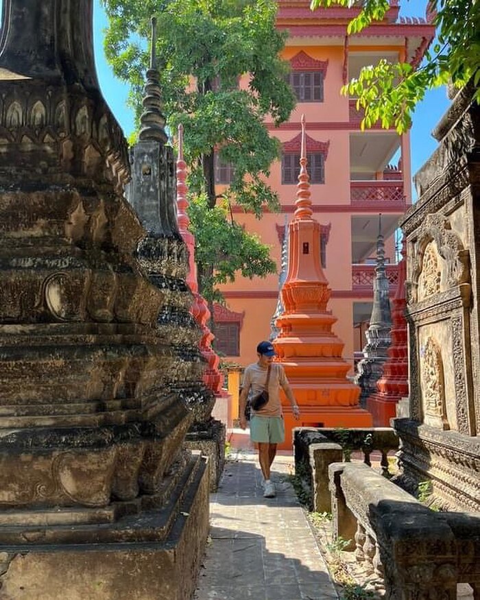 Khách du lịch đến tham quan chùa Wat Bo Siem Reap 