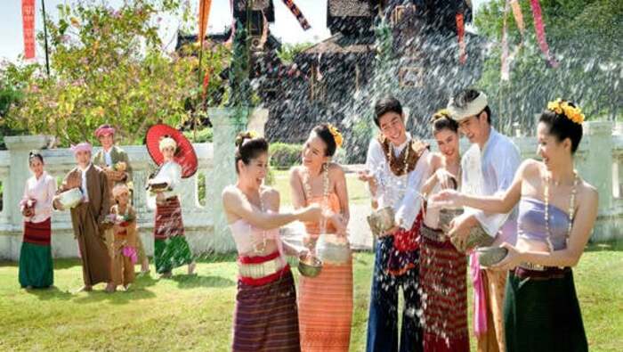 Truyền thống té nước chào đón năm mới của người Campuchia